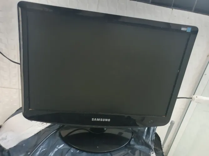 (GRÁTIS) Monitor SAMSUMG 17 Polegadas Syncmaster 732NW LCD 60Hz VGA com listras na tela 
