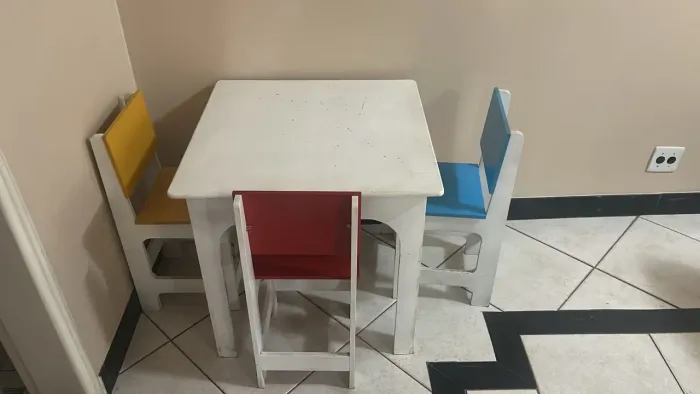 Mesa infantil de madeira 