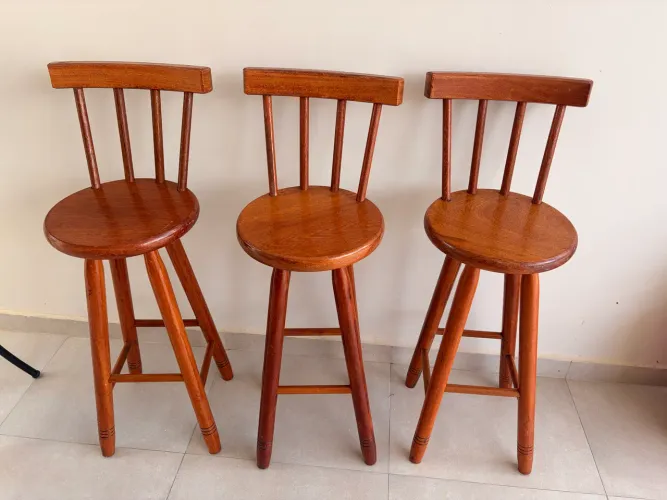 Banquetas de madeira maciça
