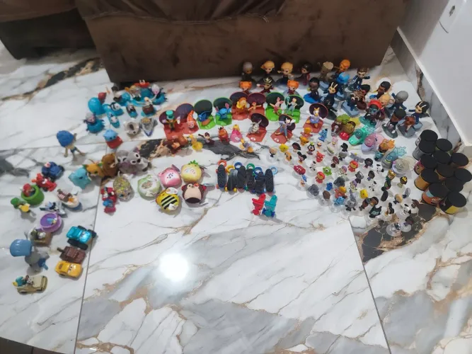 Várias coleções de brinquedos MC Donald's: Marvel, elementos, disney, pequena sereia e etc