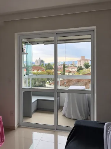 Porta de correr de alumínio branco com vidro - 2 folhas