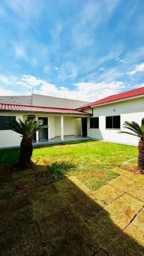 Casa á venda em Rio Verde com espaço extremamente amplo, ótima localização e 3 quartos