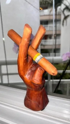 Artesanato de mão segurando charuto Cohiba. 25 cm. X 10cm. Comprada em Cuba.
