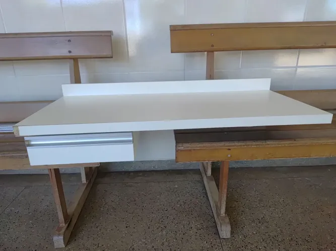 Mesa suspensa com 1 gaveta, med 1,00x0 45