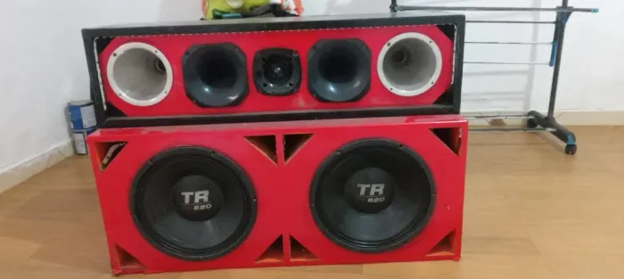 Caixa de som com 2 TR 620
