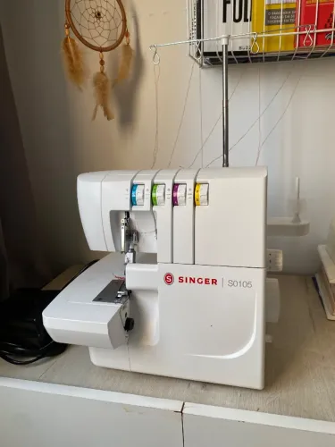 Máquina de Costura Singer Overloque S0105 Branco 220V