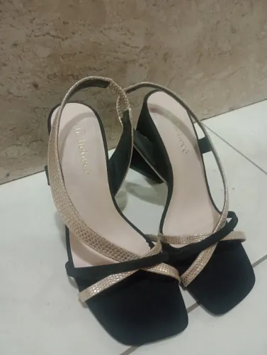 Sandália Bebecê Salto Médio Preto/dourado