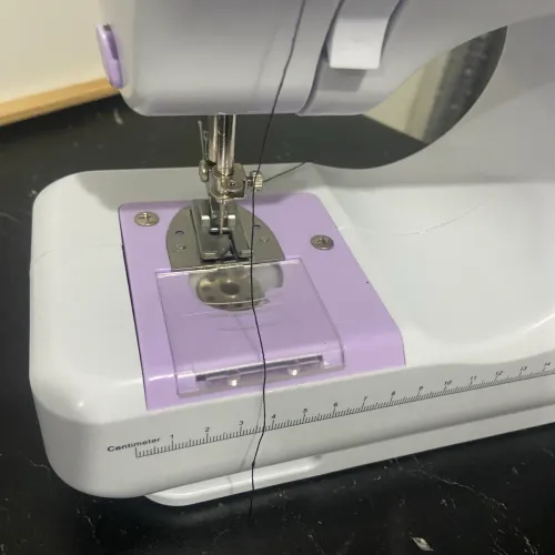 Máquina de costura com pedal e carregador