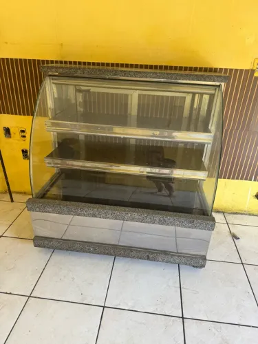 Estufa vitrine para salgados vidro curvo com tampo de granito - Refrima
