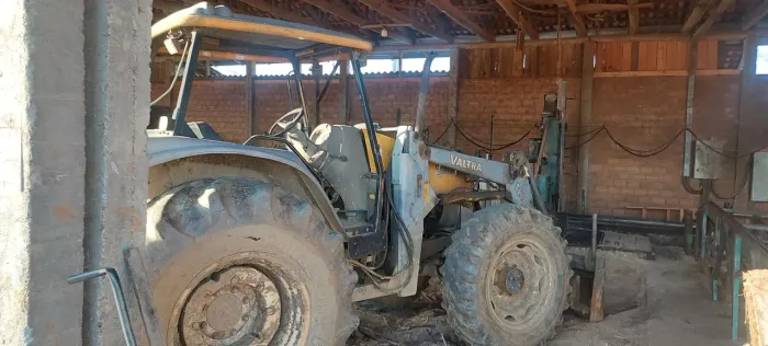 Trator valtra bm 100 com guincho tmo 18 ton e pca valtra 1200 com concha e garfo