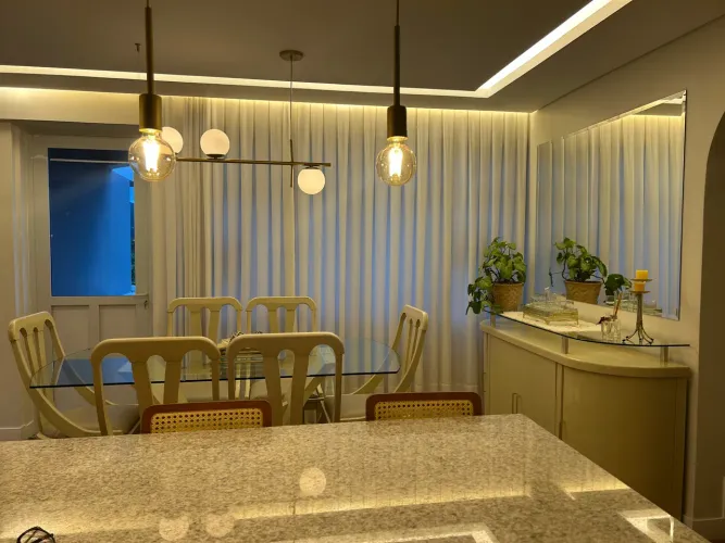 Sala de jantar de madeira completa 