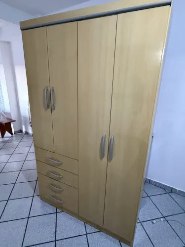 Lindo armário de solteiro