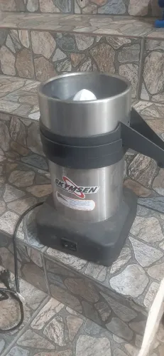 Espremedor de laranja industrial  funcionando perfeitamente