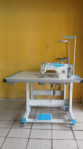 vendo duas máquinas de costura da marca Jack direct driver com corte de linha