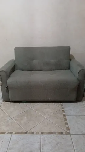 Sofá cama pra quem precisa otimizar o espaço.  Arranhado por gatos,  mas confortável 