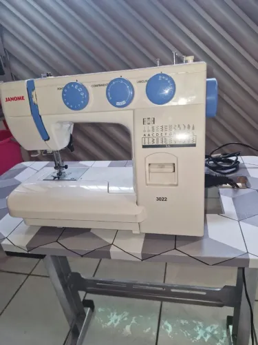 Máquina de Costura Janome 3022 - Pouco Uso, Completa e Muito Conservada