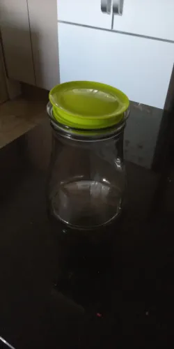 Pote em vidro com tampa plástica verde