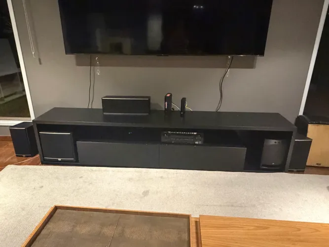 Vende-se rack para sala nas medidas: 2,70 de largura x 0,47 profundidade x 0,55 altura