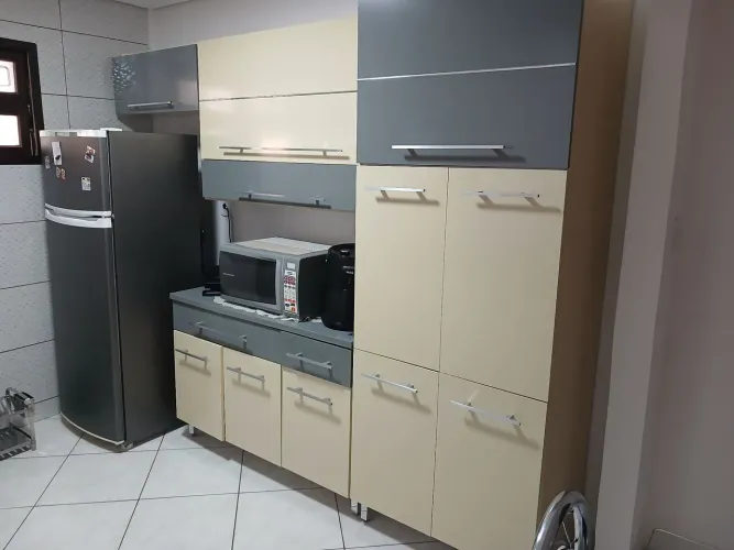 Armário de cozinha completo mais um gabinete e pia de granito medindo 1.80.