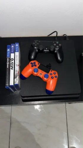 PlayStation 4 500gb com dois controles e três jogos!!!