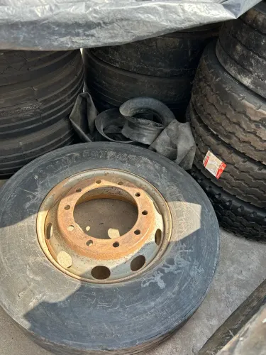 Vende-se dois pneu 295 meia vida completo com aro
