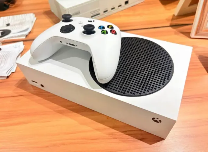 Xbox Series S - Muito Novo + Bateria e Capa do controle