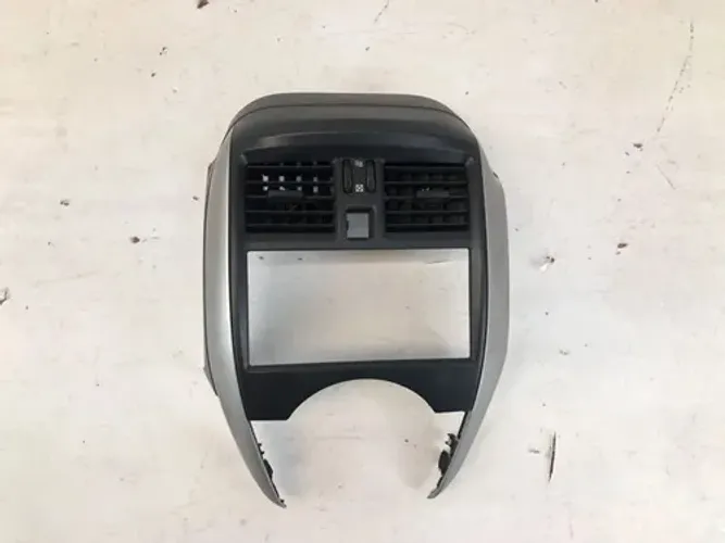 Moldura Central Painel Difusor Ar Nissan Versa 2015 2019 Det