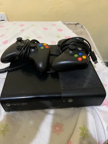 Xbox 360 com 2 Controles (Não Ligaa)