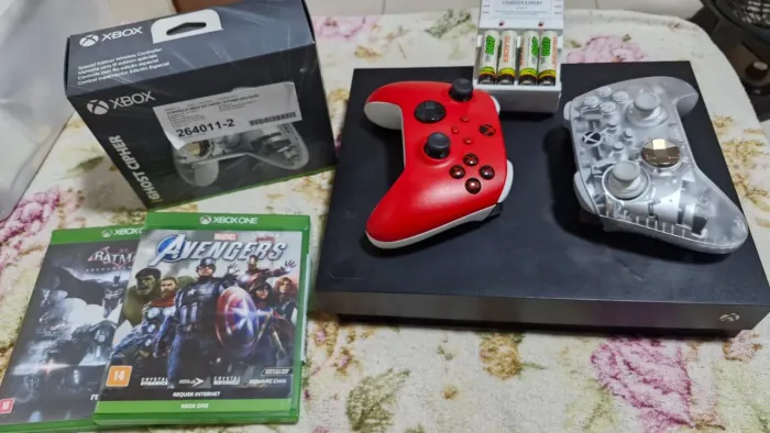 Xbox One X com 2 controles