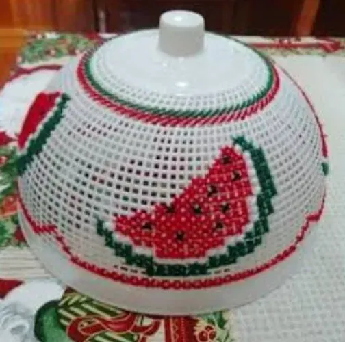 Cobridor de bolo bordado