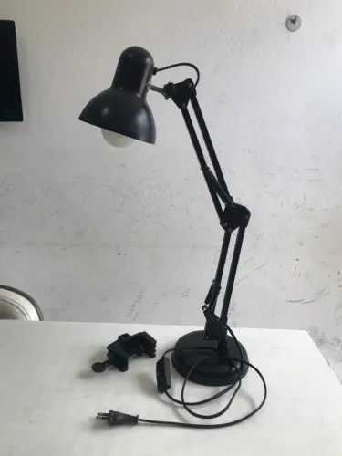 Luminária de mesa articulada