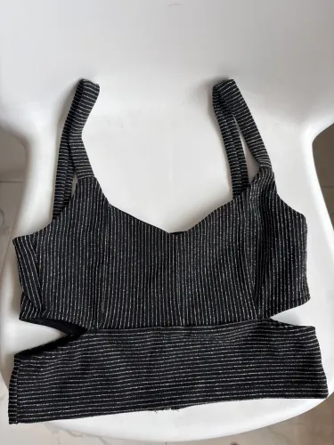 Roupa brilhante com decotes