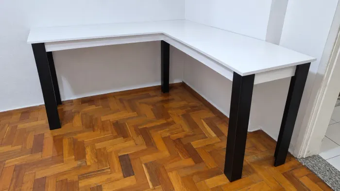Mesa de Escritório em L com Tampo Branco e Pés Pretos