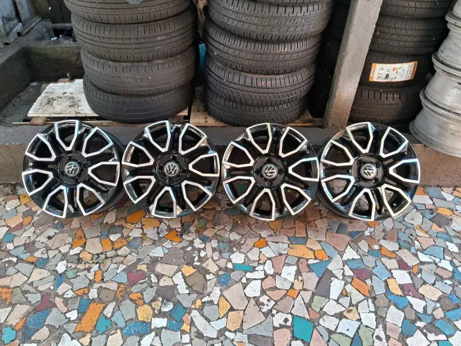 Jogo de rodas de liga leve esportiva aro 15/4 furos modelo VW com furacão 4x100 