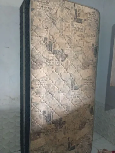 Vendo esta cama de solteiro box