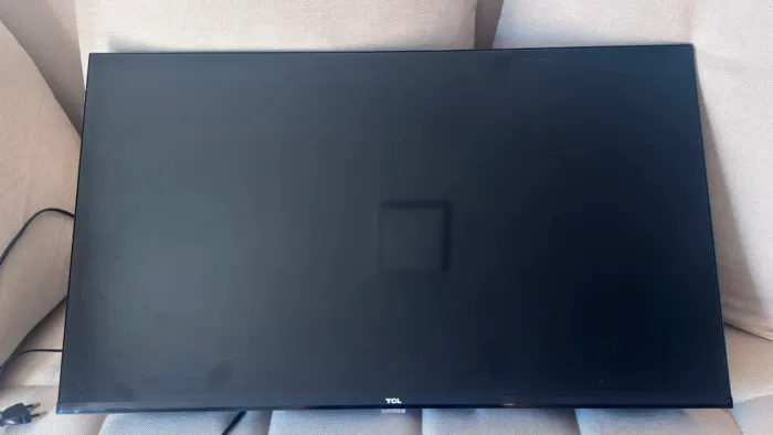 TV TCL para retirada de peças