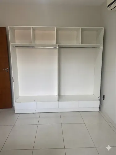 Vendo expositor para loja de roupas.