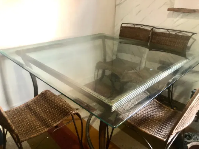 Mesa de vidro 2,10 x 2x10 + 4 cadeiras vendo rápido viagem