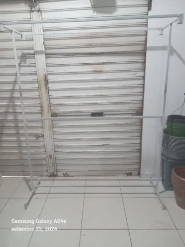 2 unidades de Araras espositora industriais para loja de roupas