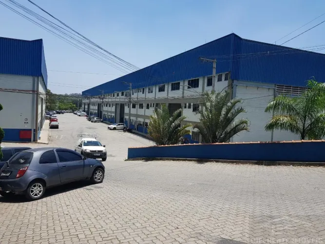 GALPÃO PARA ALUGAR EM ITAQUERA, SÃO PAULO COM 825 METROS