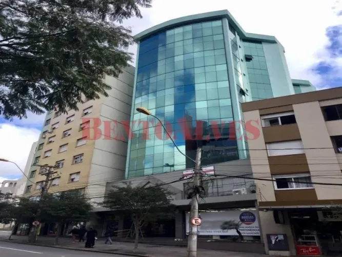 Loja térrea em galeria, com mezanino, terraço, banheiro social, piso laminado de madeira,