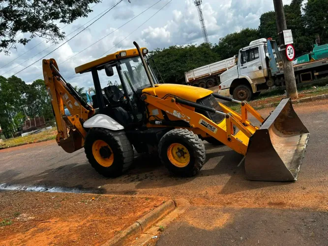 Retroescavadeira JCB 3C - Único Dono