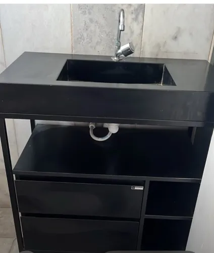 Balcão de Mármore Preto com Armário e Pia
