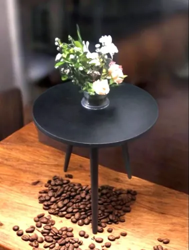 Linda Mesa Lateral Tripé na cor Preta em Formica com Pés de Madeira