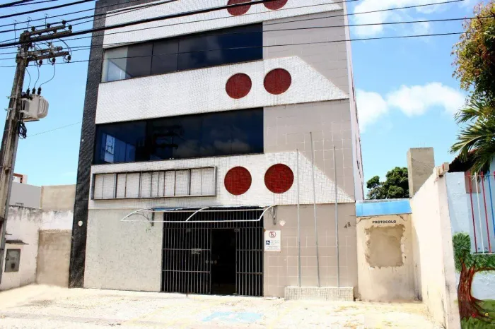 PRÉDIO COMERCIAL NO BAIRRO SÃO JOSÉ EM FRENTE A PRAÇA DA BANDEIRA