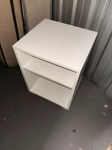 Criado-Mudo / Mesa Lateral Branca com 2 Nichos