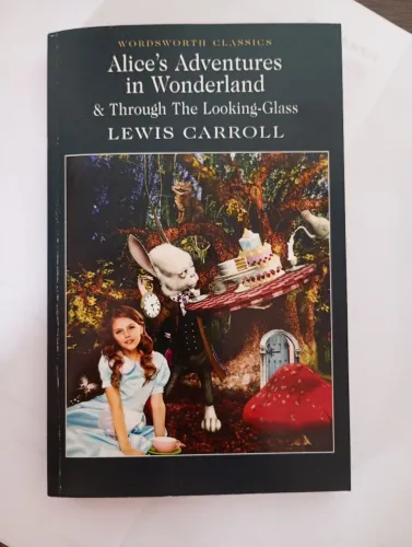 Alice's Adventure in Wonderland / Livro
