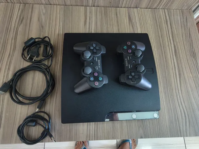 PS3 Slim Desbloqueado + 2 Controles + Mais de 1.000 Jogos Digitais ?