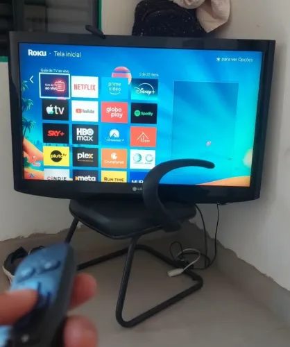 Tv 43 com aparelho roku vira smart. Por 800$