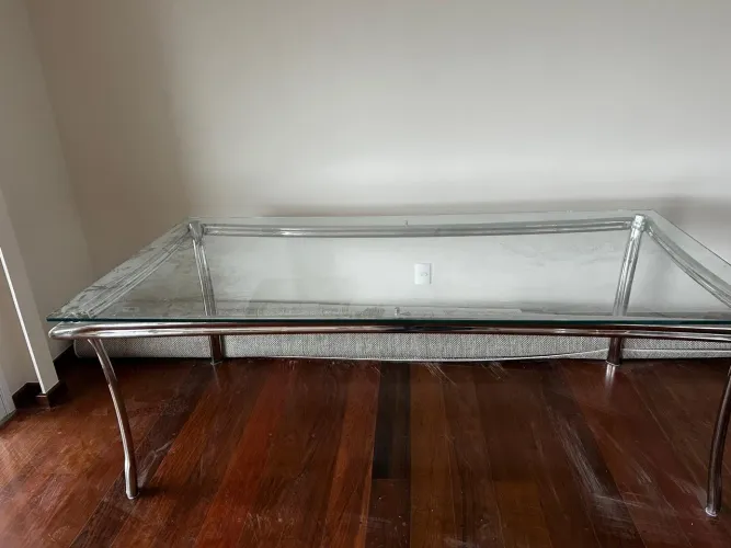 Mesa com tampo de vidro